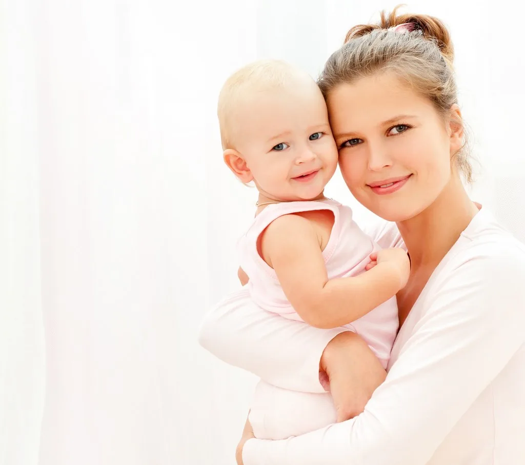 Anne, baba ve bebekten oluşan aile portresi