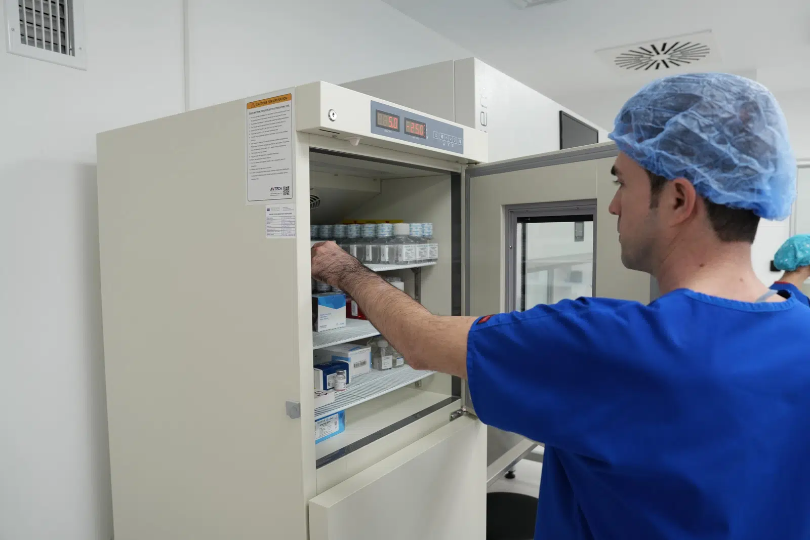 Ventus IVF laboratuvarında dondurulmuş embriyoların saklandığı kriyoprezervasyon ünitesi