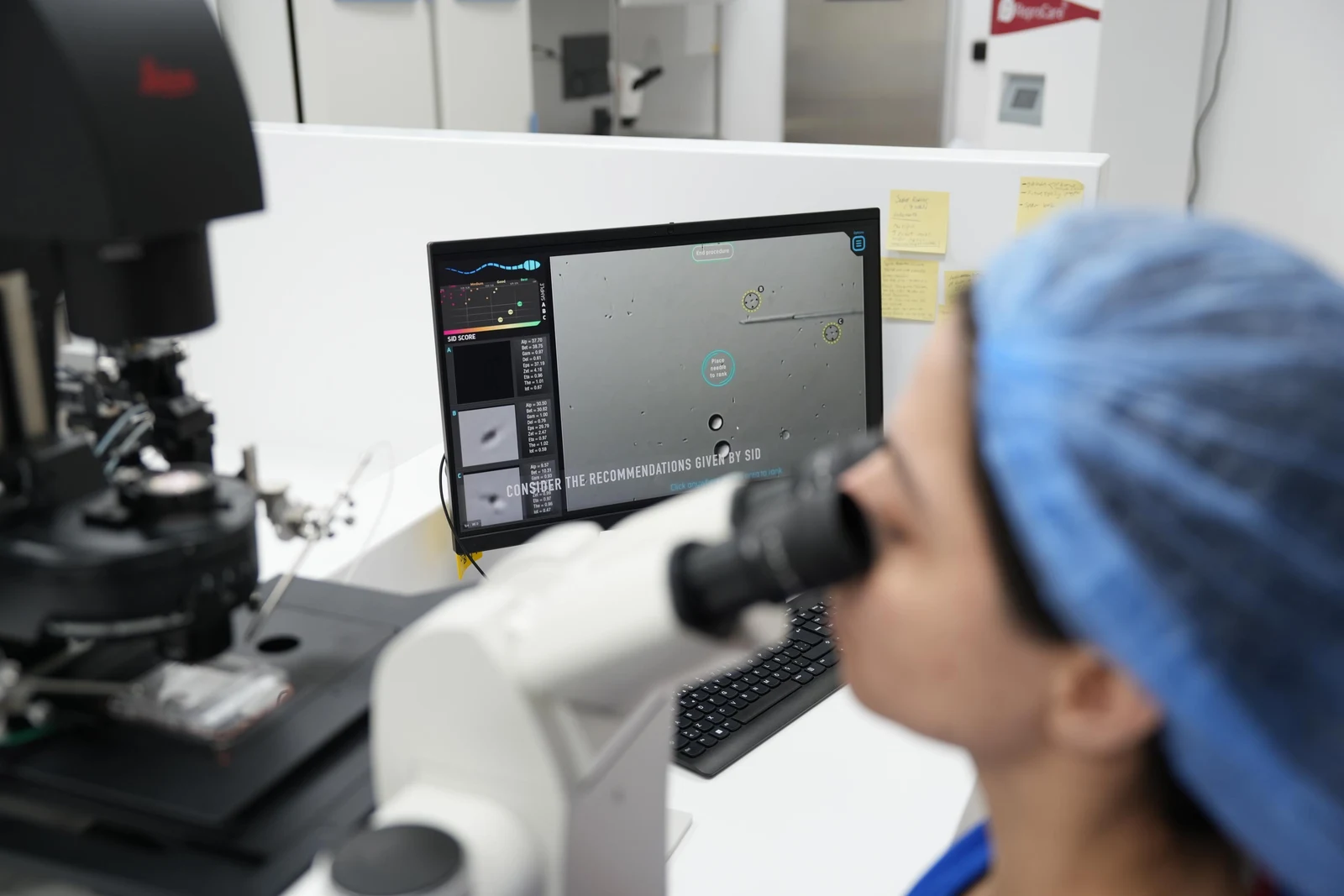 PGT sürecinde embriyo biyopsisi ve mikroskop değerlendirmesi için kullanılan laboratuvar sistemi
